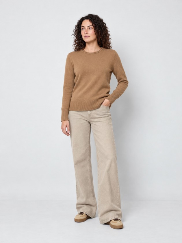 Pull tricoté avec détails en lurex. Pull tricoté avec détails en lurex.