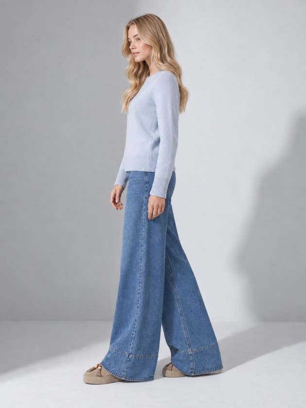 Pull tricoté avec détails en lurex. Pull tricoté avec détails en lurex.