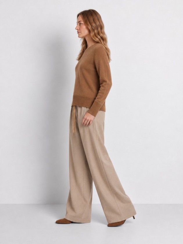 Pull tricoté avec détails en lurex. Pull tricoté avec détails en lurex.