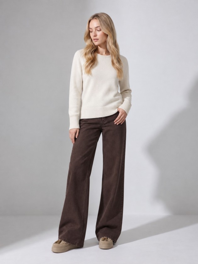 Pull tricoté avec détails en lurex. Pull tricoté avec détails en lurex.