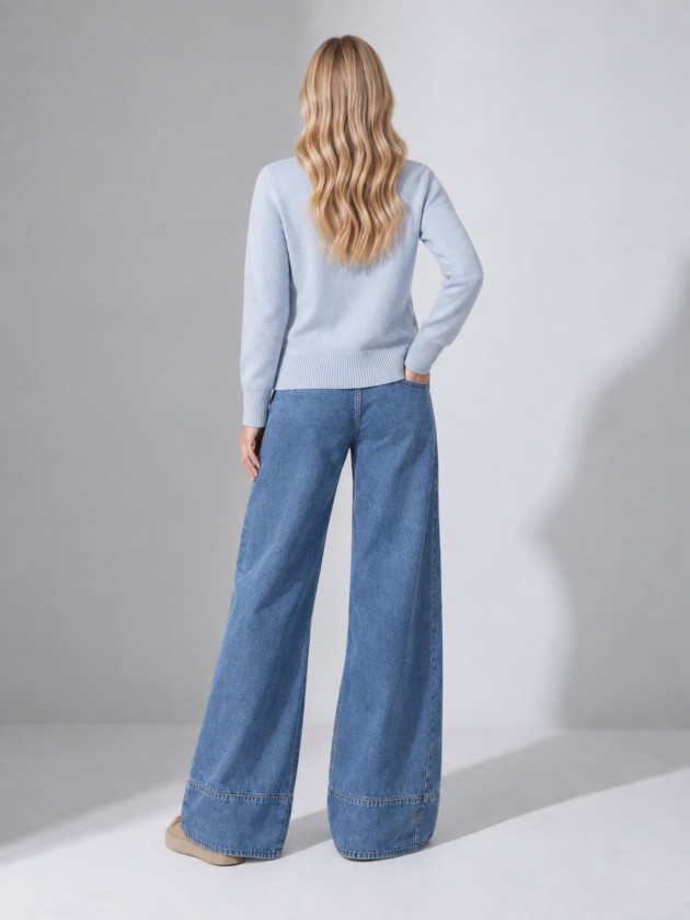 Pull tricoté avec détails en lurex. Pull tricoté avec détails en lurex.