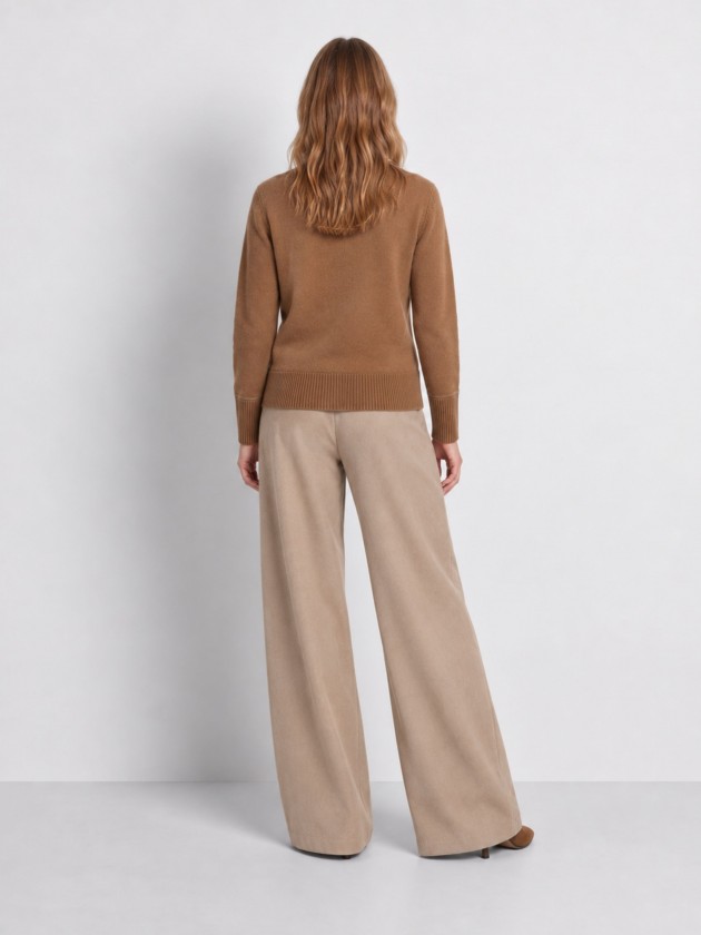 Pull tricoté avec détails en lurex. Pull tricoté avec détails en lurex.