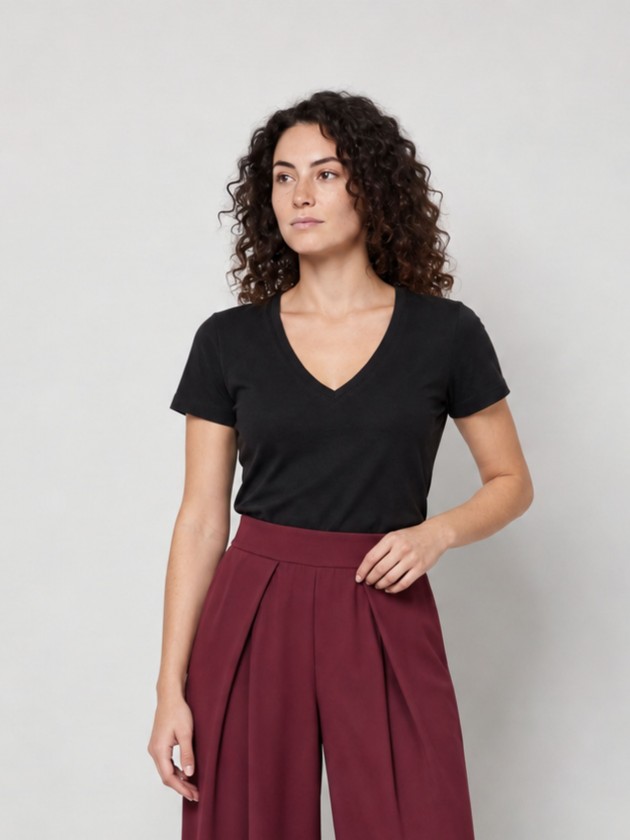 T-shirt de decote em bico T-shirt de decote em bico