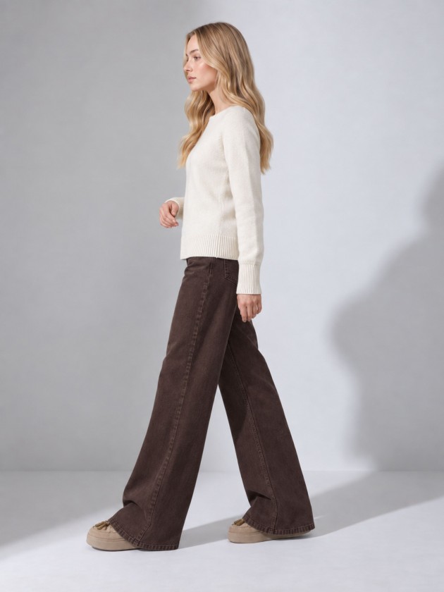 Pull tricoté avec détails en lurex. Pull tricoté avec détails en lurex.