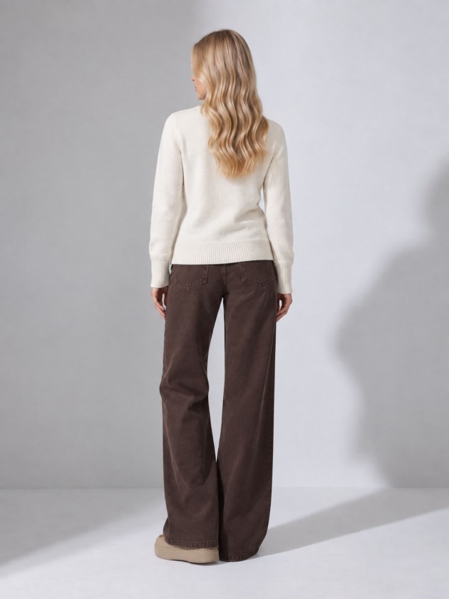 Pull tricoté avec détails en lurex. Pull tricoté avec détails en lurex.