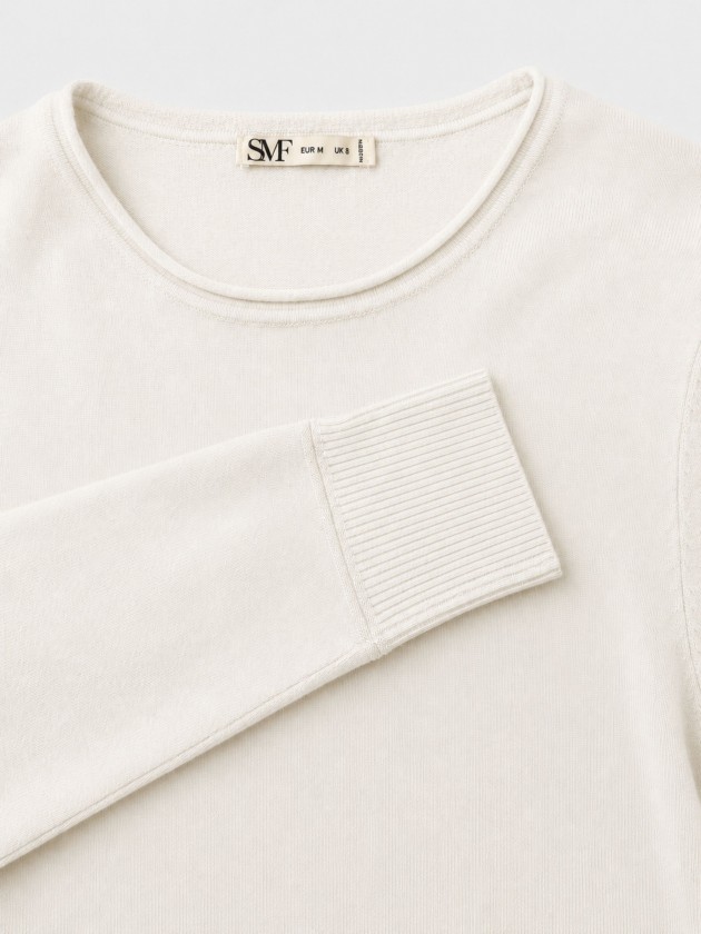Pull tricoté avec détails en lurex. Pull tricoté avec détails en lurex.