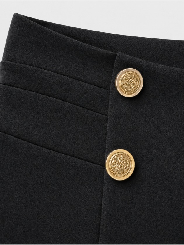 Pantalon � jambes larges avec boutons