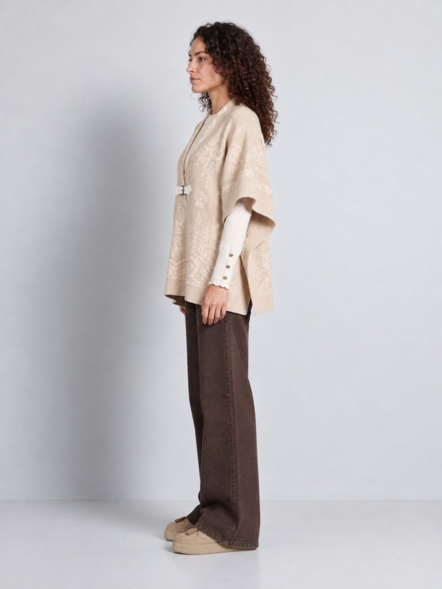 Knitted poncho with buckle