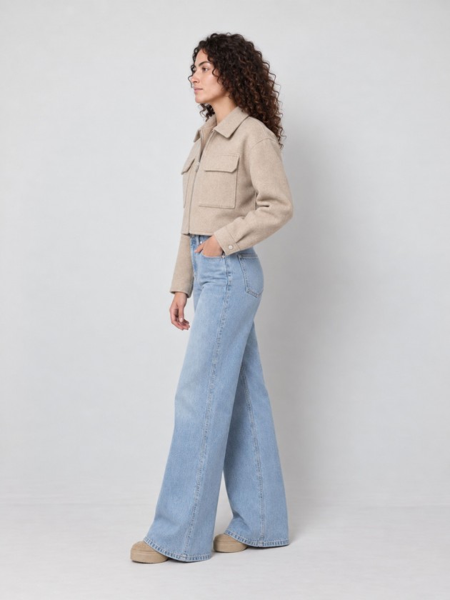 Short jacket with pockets