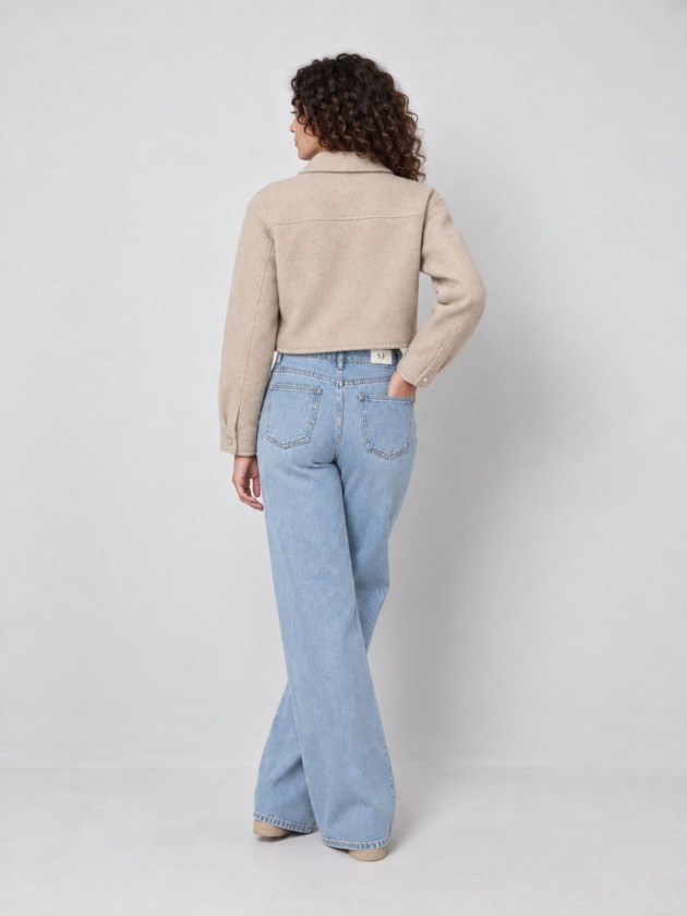 Short jacket with pockets
