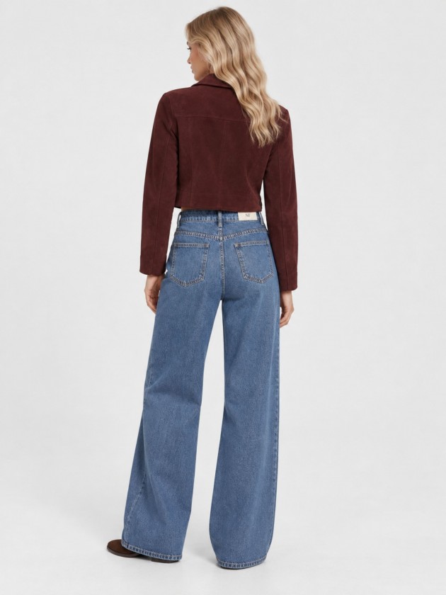 Short jacket with pockets
