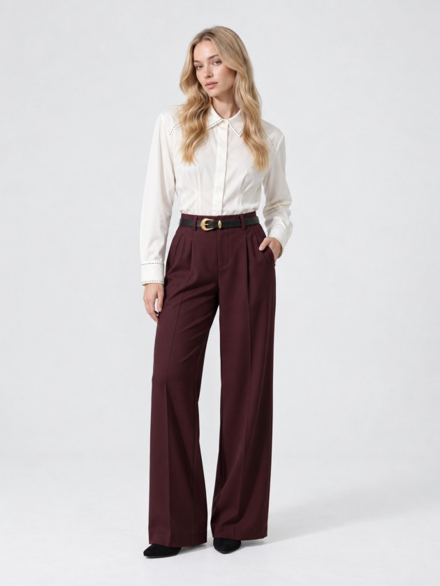 Fitted shirt with topstitching.
