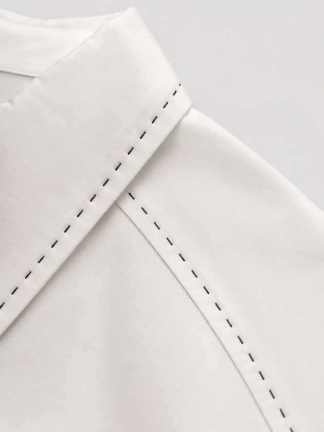 Fitted shirt with topstitching.