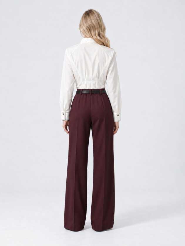 Fitted shirt with topstitching.