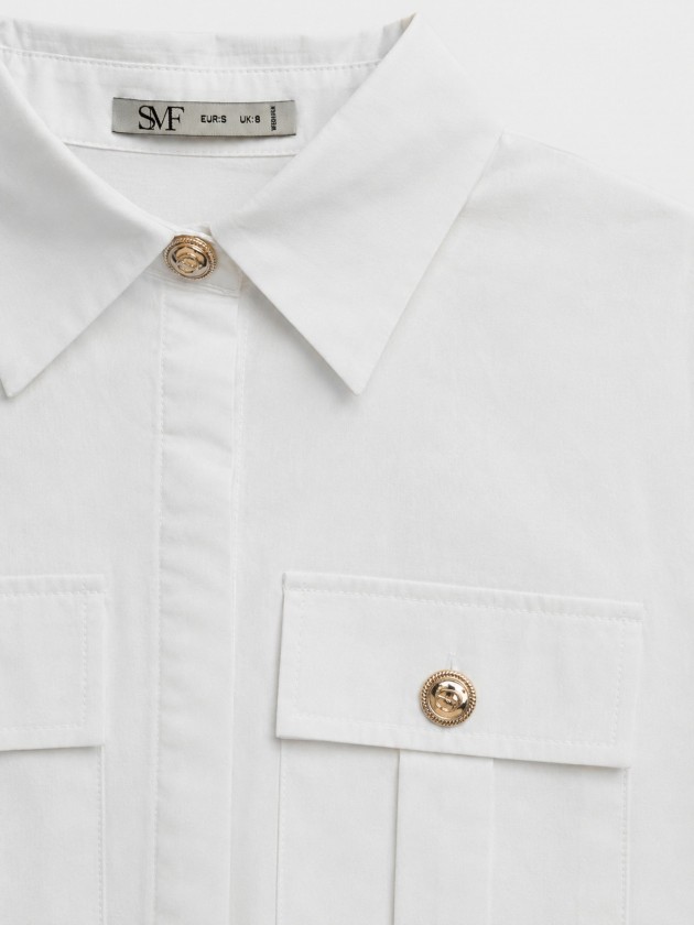 Shirt with pockets and metal buttons.