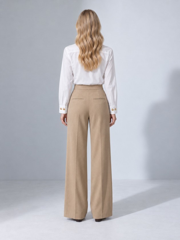 Shirt with pockets and metal buttons.