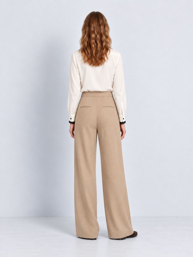 Shirt with contrasting trim.