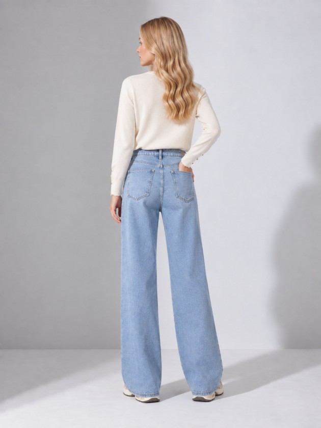 Knitted sweater with buttons