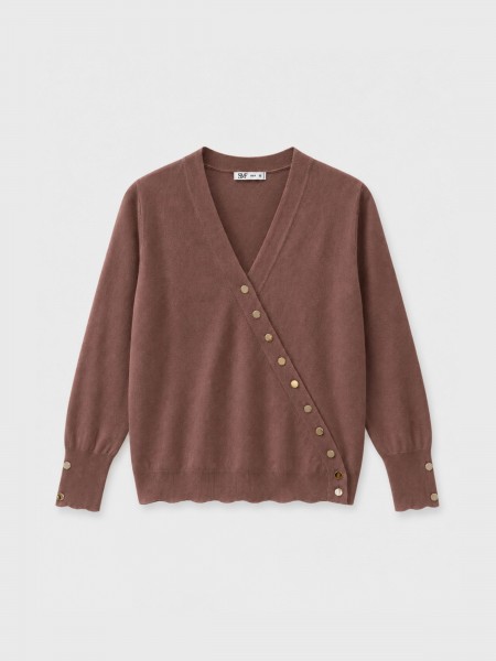 Cache-cache en tricot avec boutons dor�s.