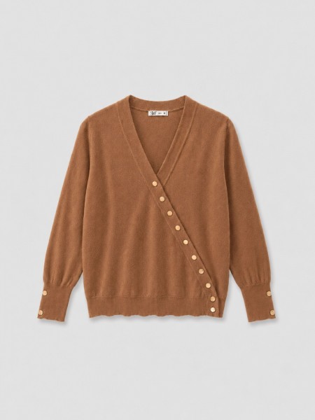 Knitted coeur cache with gold buttons.