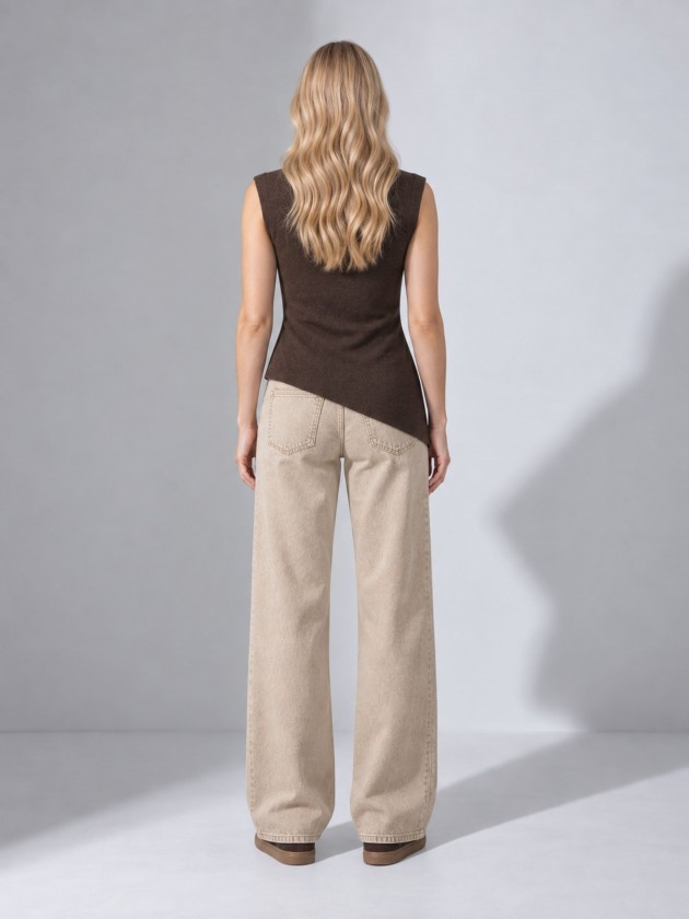 Gilet tricot� � encolure drap�e