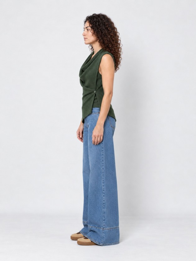 Gilet tricot� � encolure drap�e