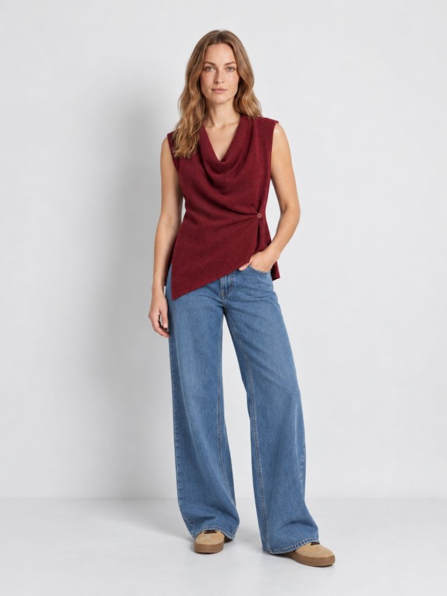Gilet tricot� � encolure drap�e