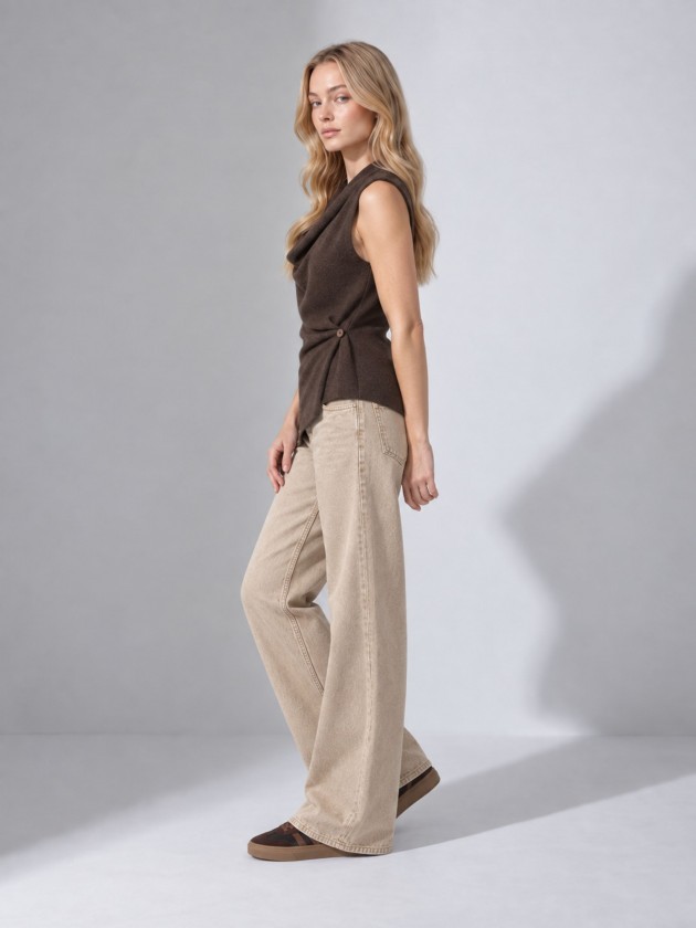 Gilet tricot� � encolure drap�e