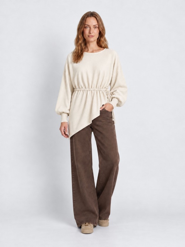 Pull tricot� � taille ajustable.