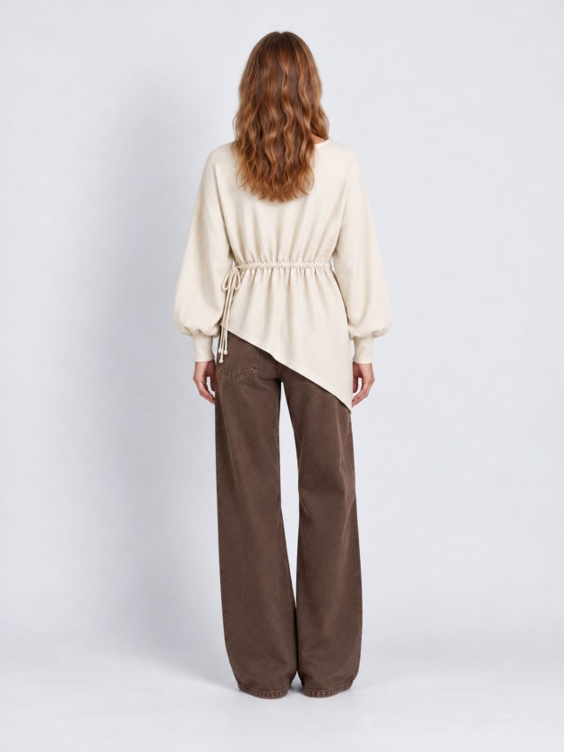 Pull tricot� � taille ajustable.