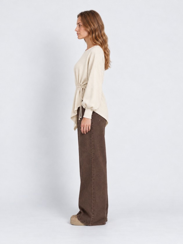 Pull tricot� � taille ajustable.