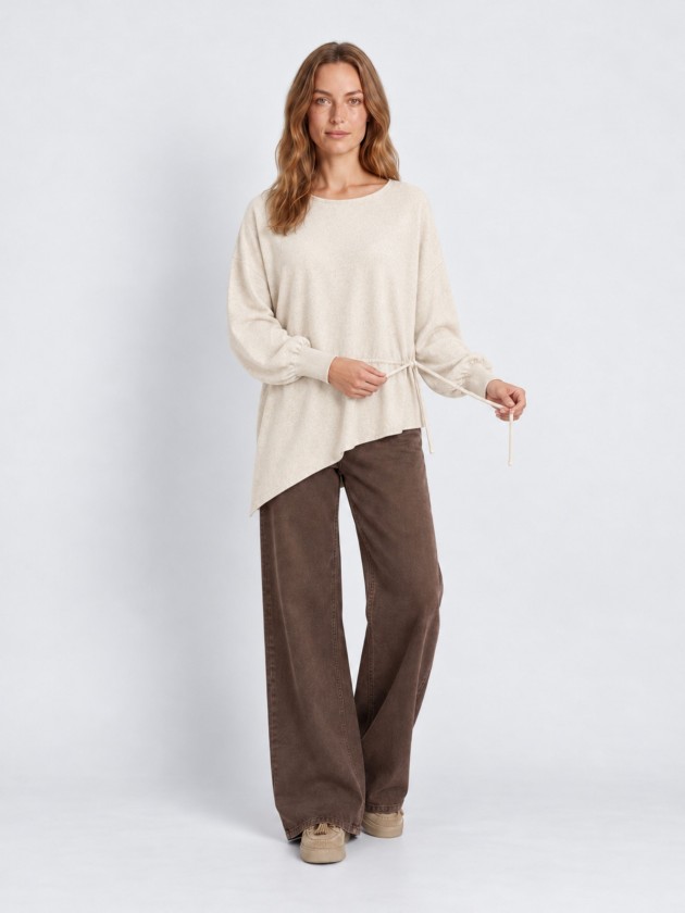 Pull tricot� � taille ajustable.