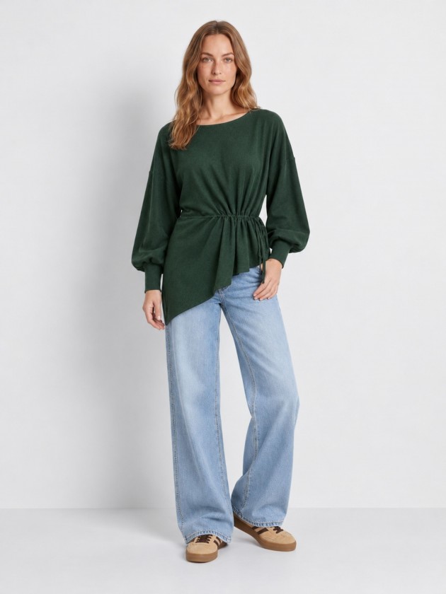 Knitted sweater with adjustable waist.