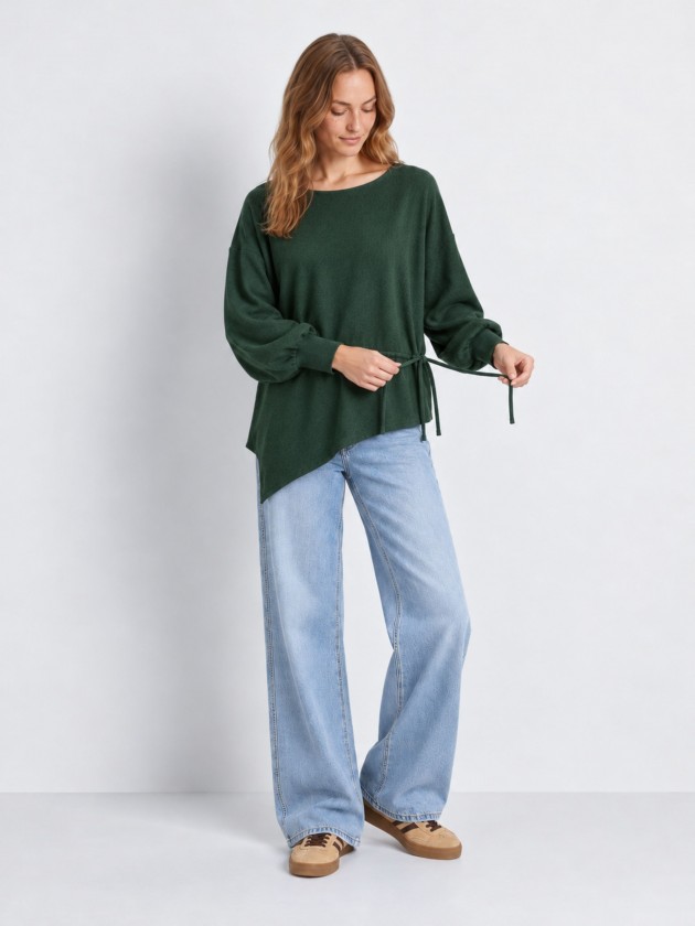Knitted sweater with adjustable waist.