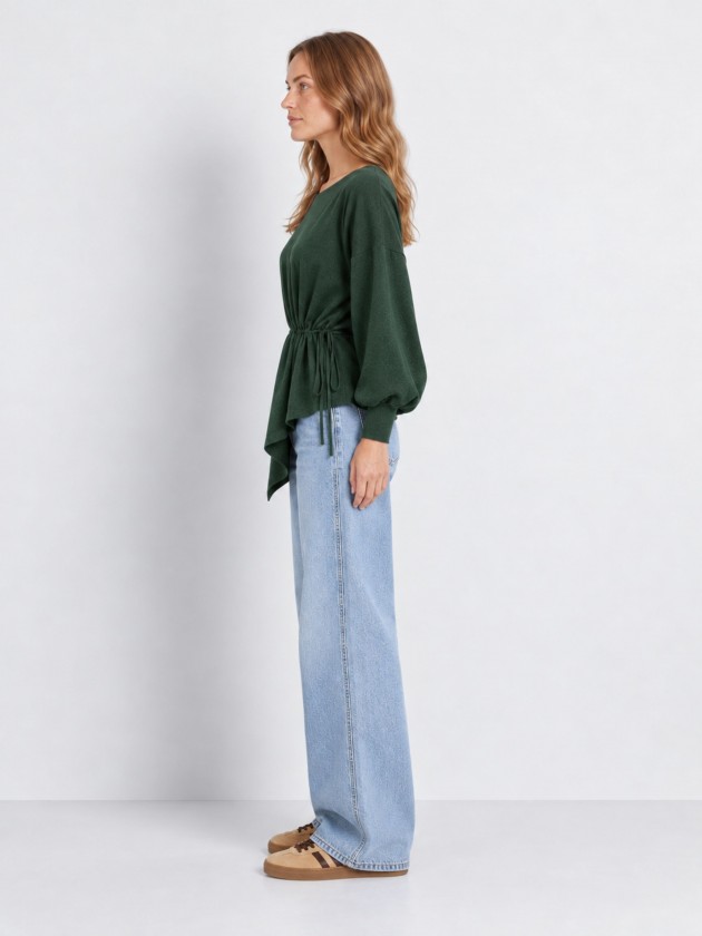 Knitted sweater with adjustable waist.
