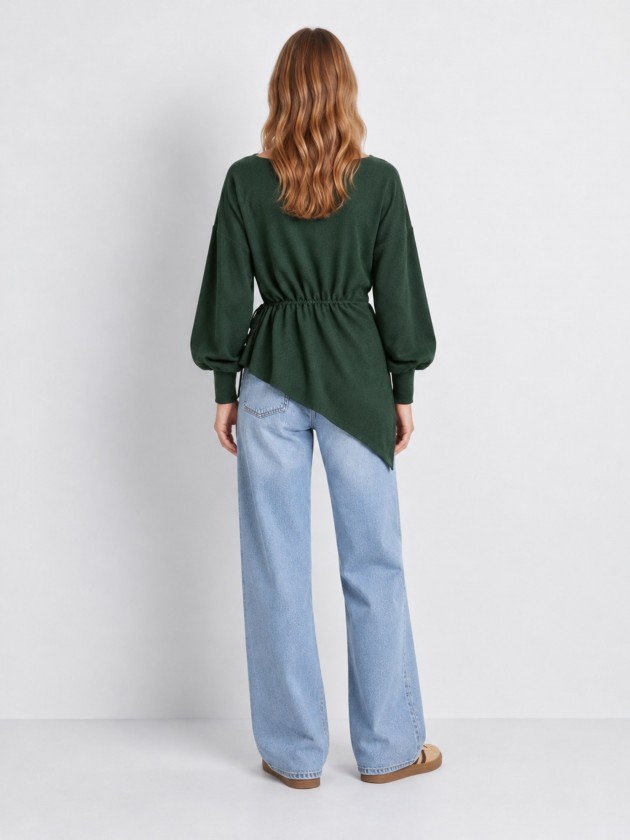 Knitted sweater with adjustable waist.